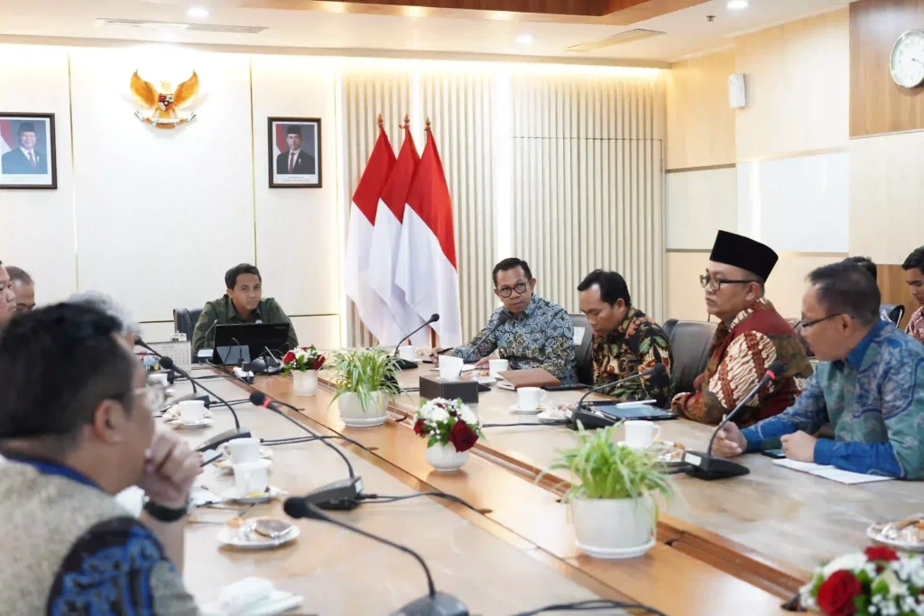 Wali Kota Batu Nurochman usulkan pembukaan jalan tembus Sukorejo – Batu saat audiensi dengan Menteri Kehutanan RI Raja Juli Antoni di Gedung Manggala Wanabakti, Jakarta, Selasa (24/6/2025).