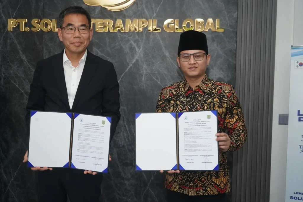 Bupati Trenggalek, Mochamad Nur Arifin menandatangani kerjasama dengan Universitas Gyeongnam Namhae Korea Selatan.