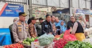 TPID Kota Malang melakukan inspeksi mendadak (sidak) ke sejumlah pasar rakyat guna memastikan stabilitas harga dan stok