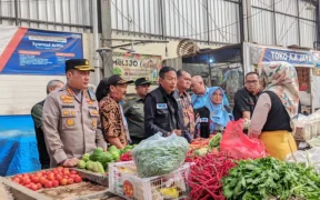 TPID Kota Malang melakukan inspeksi mendadak (sidak) ke sejumlah pasar rakyat guna memastikan stabilitas harga dan stok