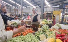 Cabai rawit dan Bawang Merah di pasar tradisional Kota Malang mengalami lonjakan harga yang cukup signifikan, terlihat di Pasar Mergan