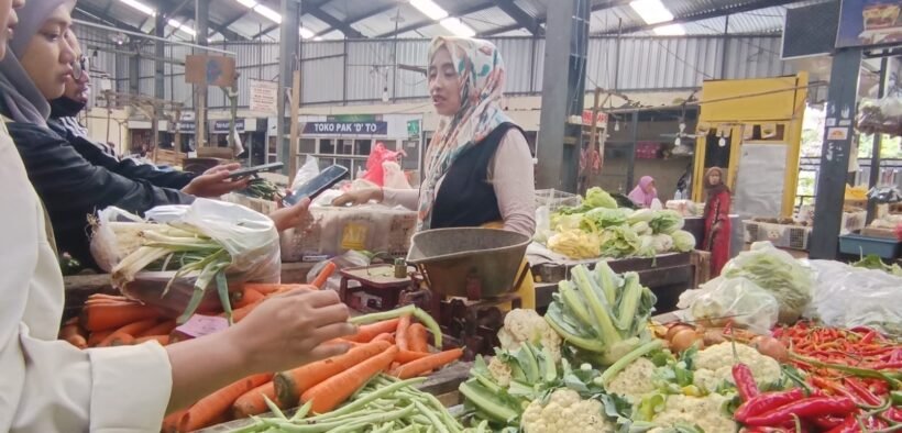 Cabai rawit dan Bawang Merah di pasar tradisional Kota Malang mengalami lonjakan harga yang cukup signifikan, terlihat di Pasar Mergan