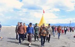 Upacara adat Sedekah Laut kembali digelar meriah di Pantai Konang, Desa Nglebeng, Kecamatan Panggul, Jumat (27/6/2025)