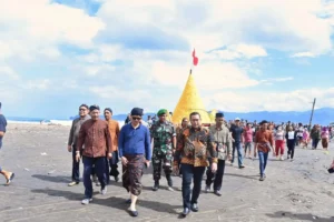 Bupati Arifin Hadiri Sedekah Laut Pantai Konang