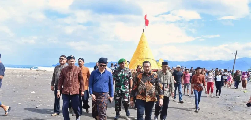 Upacara adat Sedekah Laut kembali digelar meriah di Pantai Konang, Desa Nglebeng, Kecamatan Panggul, Jumat (27/6/2025)