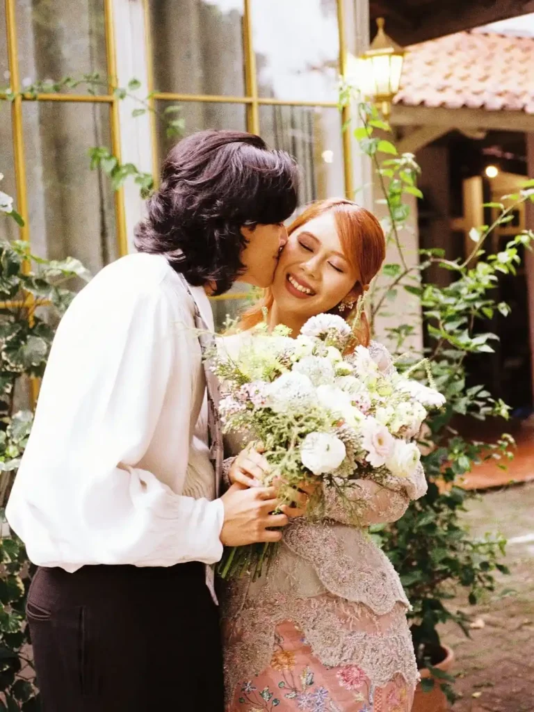 Kabar bahagia datang dari penyanyi dan penulis lagu Nadin Amizah, Pelantun lagu Bertaut itu resmi dilamar sang kekasih, Faishal Tanjung (Nadin Amizah/Instagram: @cakecaine)