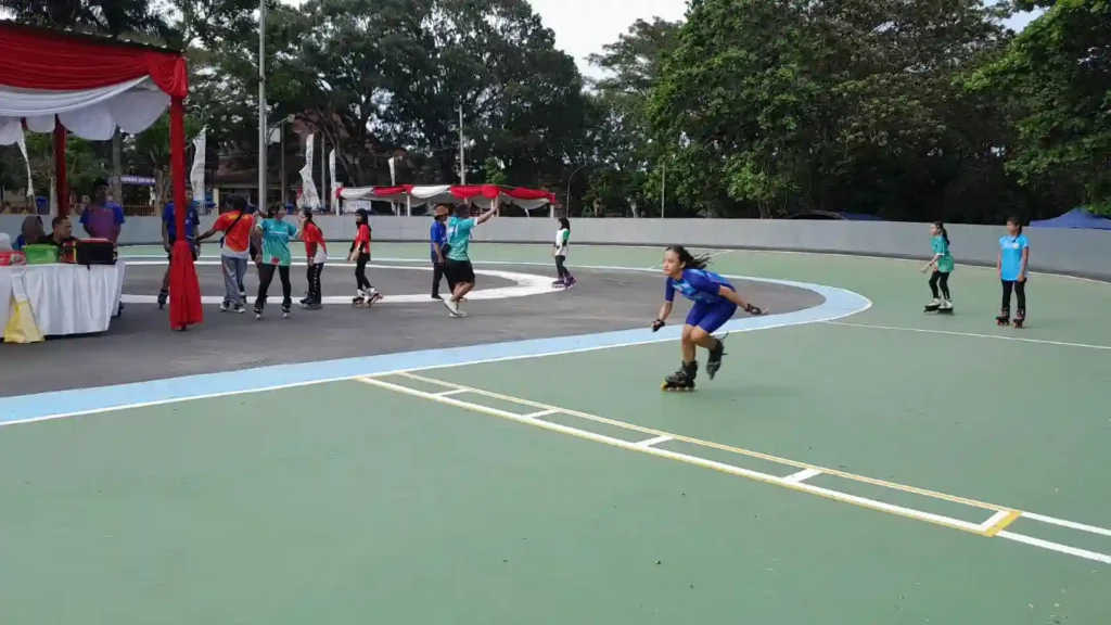 Atlet Sepatu Roda yang Sedang Berlomba di Stadion Kanjuruhan dalam Ajang Porprov Jatim 2025