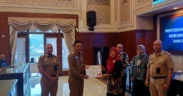 Wali Kota Malang, Wahyu Hidayat menyerahkan Surat Keputusan (SK) terkait Pendirian Koperasi Merah Putih (KMP) di 57 kelurahan se-Kota Malang.
