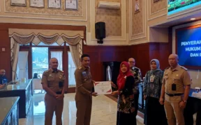 Wali Kota Malang, Wahyu Hidayat menyerahkan Surat Keputusan (SK) terkait Pendirian Koperasi Merah Putih (KMP) di 57 kelurahan se-Kota Malang.