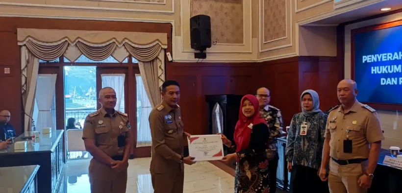 Wali Kota Malang, Wahyu Hidayat menyerahkan Surat Keputusan (SK) terkait Pendirian Koperasi Merah Putih (KMP) di 57 kelurahan se-Kota Malang.