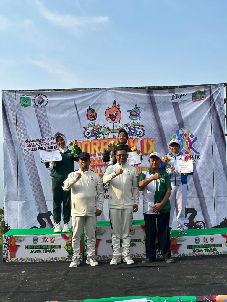 Atlet Kota Batu Cabor Downhill Porprov IX 2025 Sumbang 3 Medali Di Nomor Men dan Women/Atlet Ketika Bertanding (Mf/adv))
