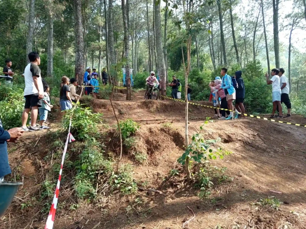 Atlet Kota Batu Cabor Downhill Porprov IX 2025 Sumbang 3 Medali Di Nomor Men dan Women/Atlet Ketika Bertanding (Mf/adv))