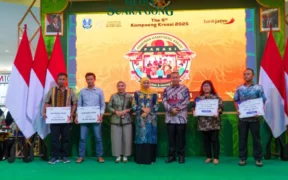 Khofifah dan Bank Jatim serahkan KUR pada dua nasabah (Foto oleh: Wahyu)