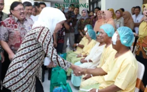 Khofifah pantau jalannya Yakes Bergerak di Pulau Raas (Foto oleh: Wahyu)
