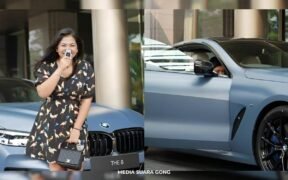Liana Saputri tersenyum sambil memegang kunci BMW M850i di depan mobil mewah berwarna Frozen Barcelona Blue, menunjukkan kebahagiaan setelah menerima kendaraan edisi langka.
