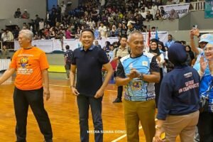 Gaya Mbois Berkelas Pak Walikota Malang Saat Dukung Tim Basket