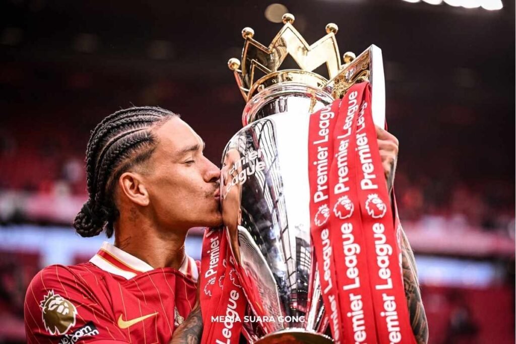 transfer Darwin Núñez saat mencium piala premiere league pake jersey warna merah