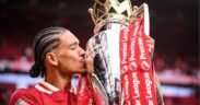 transfer Darwin Núñez saat mencium piala premiere league pake jersey warna merah