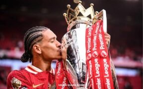 transfer Darwin Núñez saat mencium piala premiere league pake jersey warna merah