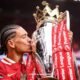 transfer Darwin Núñez saat mencium piala premiere league pake jersey warna merah