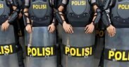 polisi berjejer memegang tameng dan berbaris mutasi Polri terbaru