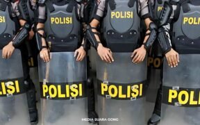 polisi berjejer memegang tameng dan berbaris mutasi Polri terbaru