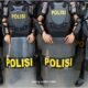 polisi berjejer memegang tameng dan berbaris mutasi Polri terbaru