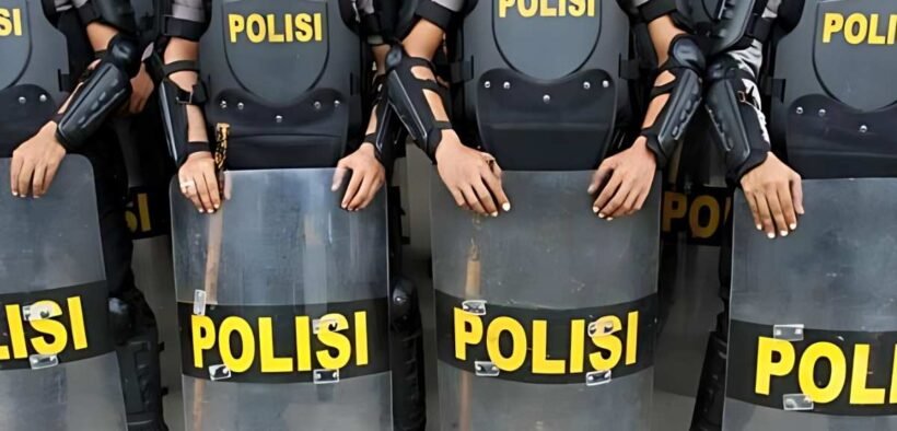 polisi berjejer memegang tameng dan berbaris mutasi Polri terbaru