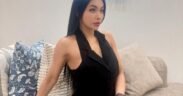 denada oplas hidung menggunakan gaun hitam berfoto hadap samping dan sexy