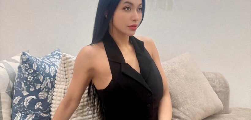 denada oplas hidung menggunakan gaun hitam berfoto hadap samping dan sexy