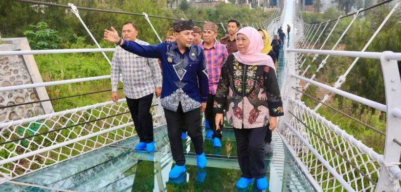 khofifah gubernur jatim bersama dengan kawanannya