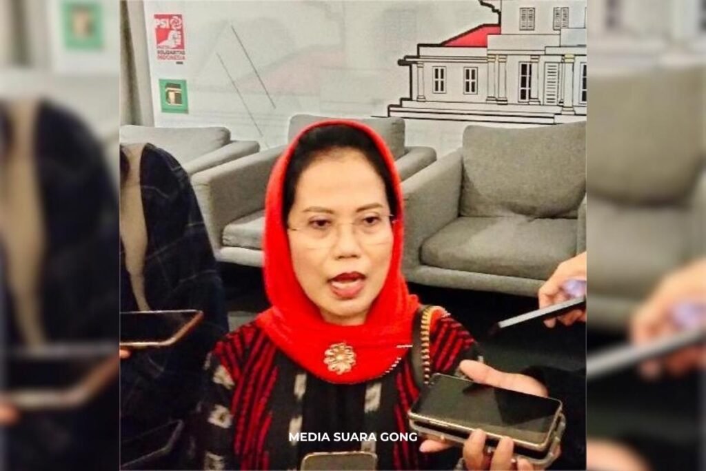 Dr.Sri Untari Bisowarno,M.AP menggunakan kerudung warna merah yang sedang diwawancarai oleh wartawan terkait kunjungan masyarakat desa