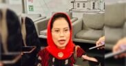 Dr.Sri Untari Bisowarno,M.AP menggunakan kerudung warna merah yang sedang diwawancarai oleh wartawan terkait kunjungan masyarakat desa