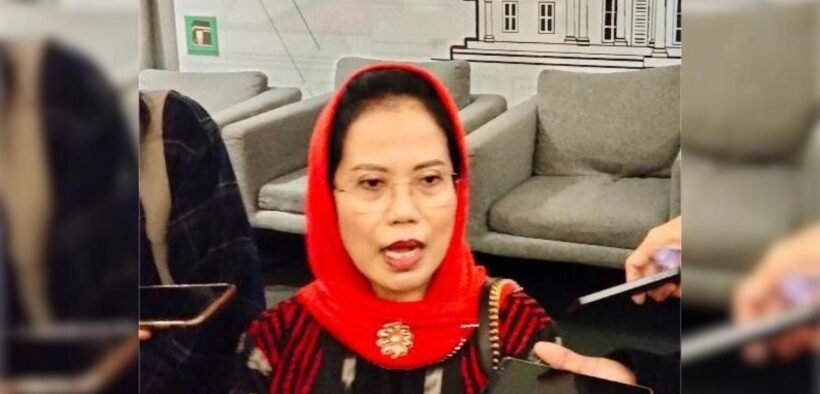 Dr.Sri Untari Bisowarno,M.AP menggunakan kerudung warna merah yang sedang diwawancarai oleh wartawan terkait kunjungan masyarakat desa
