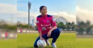 Zahra Muzdalifah memegang bola dan berpose saat latihan