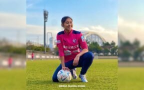Zahra Muzdalifah memegang bola dan berpose saat latihan