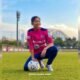 Zahra Muzdalifah memegang bola dan berpose saat latihan