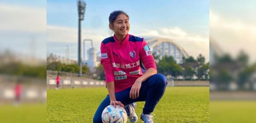 Zahra Muzdalifah memegang bola dan berpose saat latihan