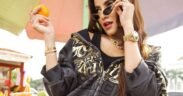 olla ramlan lepas hijab dan berpose waktu pemotretan sambil pegang jeruk pake kacamata, jaket hitam sexy dan cantik
