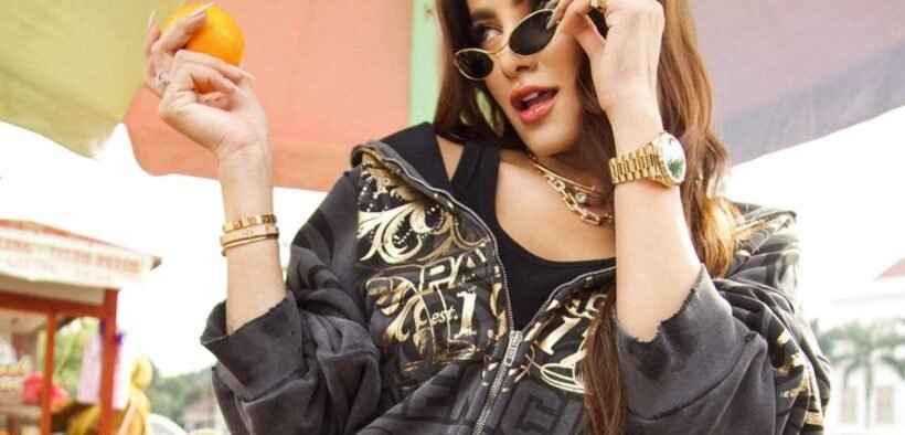 olla ramlan lepas hijab dan berpose waktu pemotretan sambil pegang jeruk pake kacamata, jaket hitam sexy dan cantik