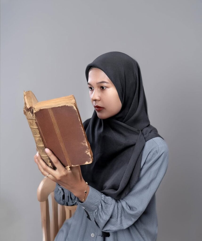 Anggun Dwi Lestari membaca buku sambil melakukan photoshot distudio foto
