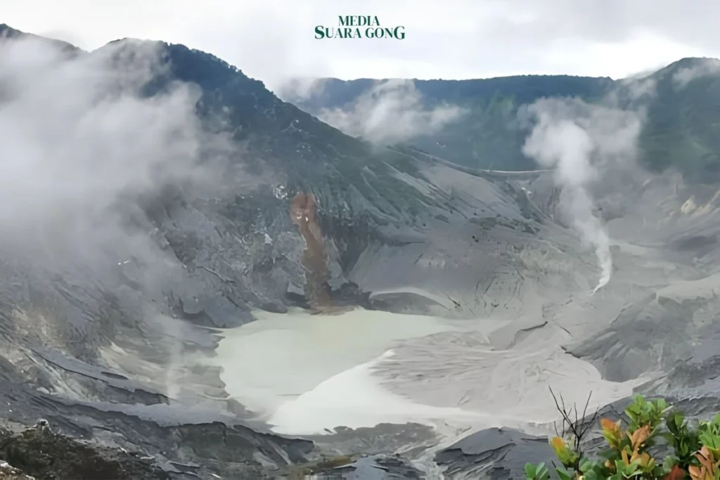 Gunung Tangkuban Perahu di perbatasan Kabupaten Bandung Barat dan Subang saat ini menunjukkan peningkatan aktifitas gempa