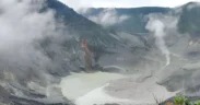 Gunung Tangkuban Perahu di perbatasan Kabupaten Bandung Barat dan Subang saat ini menunjukkan peningkatan aktifitas gempa