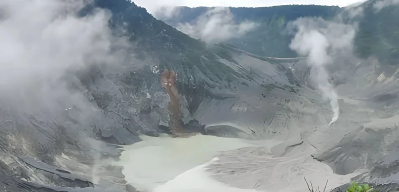 Gunung Tangkuban Perahu di perbatasan Kabupaten Bandung Barat dan Subang saat ini menunjukkan peningkatan aktifitas gempa