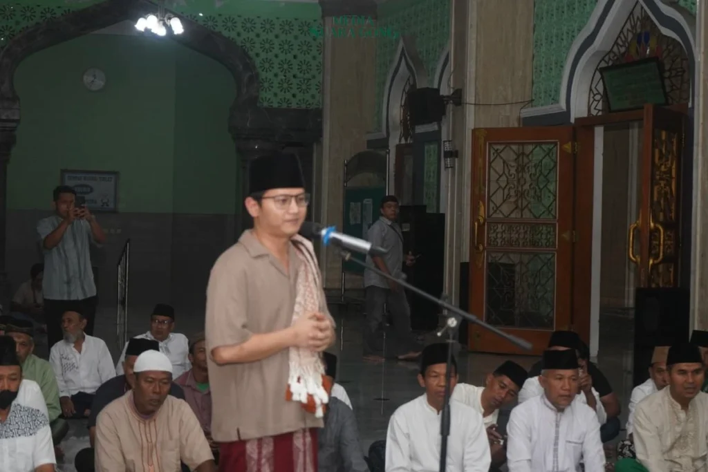 Ft : Bupati Arifin saat mengikuti Gema Takbir di Masjid Agung Baiturrahman Trenggalek