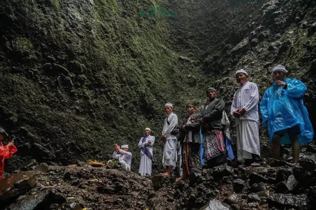 Mendak Tirta di Madakaripura: Jejak Kesucian dan Spiritualitas Suku Tengger