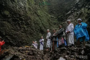 Mendak Tirta di Madakaripura: Jejak Kesucian dan Spiritualitas Suku Tengger