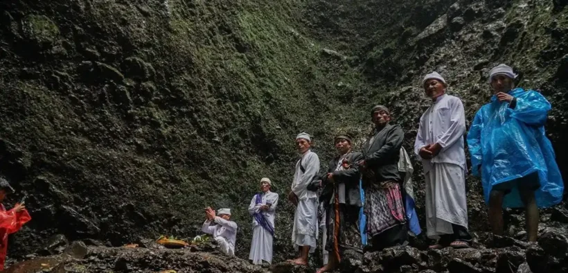 tradisi sakral Mendak Tirta di Air Terjun Madakaripura, Kabupaten Probolinggo