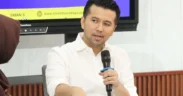 Pelaksana Tugas (Plt) Gubernur Jawa Timur Emil Elestianto Dardak meninjau langsung pelaksanaan Seleksi Penerimaan Murid Baru (SPMB) Tahun 2025