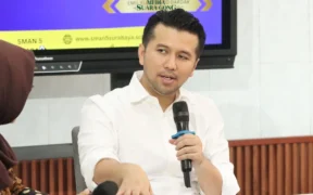 Pelaksana Tugas (Plt) Gubernur Jawa Timur Emil Elestianto Dardak meninjau langsung pelaksanaan Seleksi Penerimaan Murid Baru (SPMB) Tahun 2025